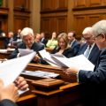 Asamblul legislativ în sesiune, discutând despre legi noi.